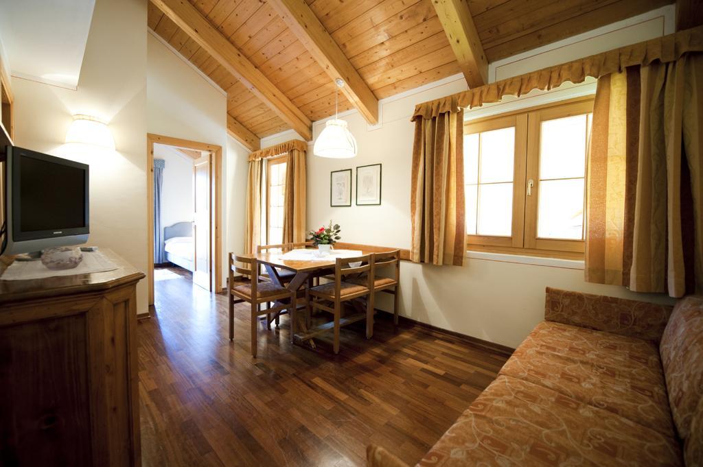 Holidays Dolomiti Apartment Resort Carisolo Szoba fotó
