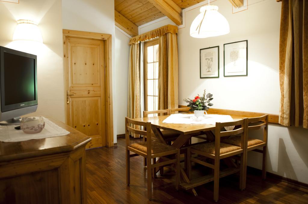 Holidays Dolomiti Apartment Resort Carisolo Szoba fotó
