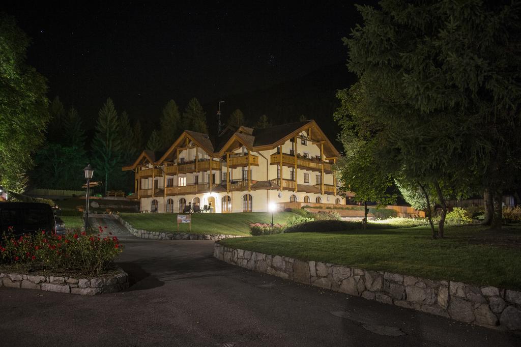 Holidays Dolomiti Apartment Resort Carisolo Kültér fotó