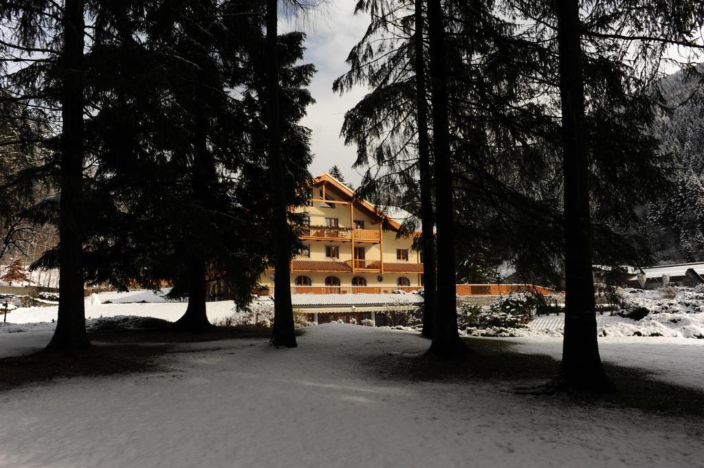 Holidays Dolomiti Apartment Resort Carisolo Kültér fotó