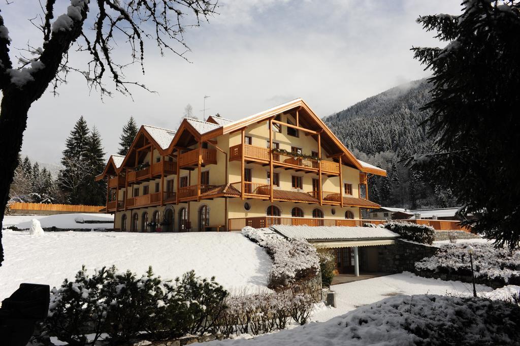 Holidays Dolomiti Apartment Resort Carisolo Kültér fotó